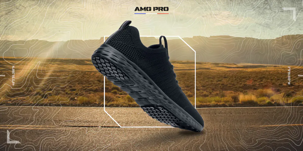 Visuel de campagne AMG Pro par Brian Correa : une chaussure de course noire sur une route du désert.